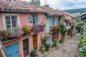Voici les villages français qui émerveilleront vos sens, découvrez le surprenant numéro 1